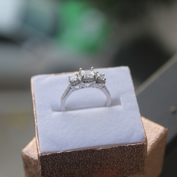 White CZ women’s silver ring - Picture 4 of 6